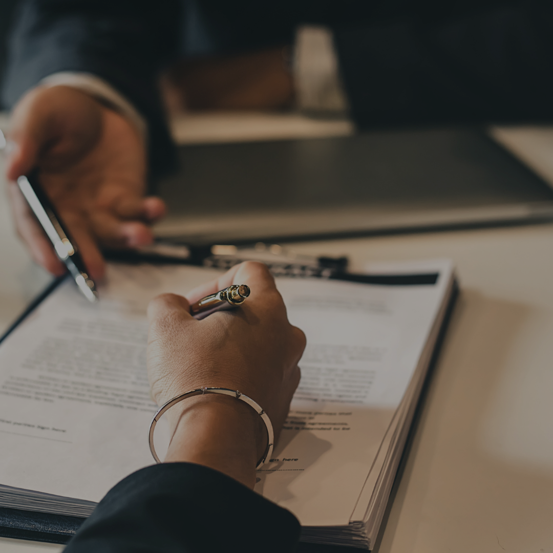 A importância de revisar contratos antes da assinatura
